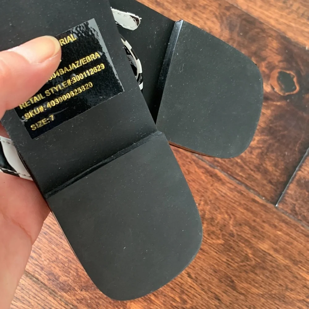 NWT WHITE HOUSE | BLACK MARKET Animal Print Thong Sandals Size 7